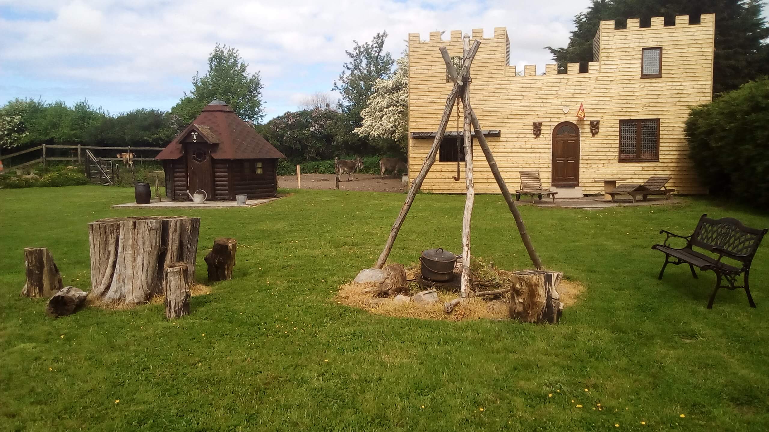 Illustration de l’expérience CITEE MEDIEVALE AVEC HEBERGEMENTS INSOLITES CHATEAU EN BOIS, MAISON DE SORCIERE ET CABANE DES ELFES
